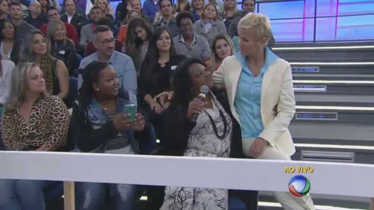 Xuxa recebe telespectadora que a criticou na internet