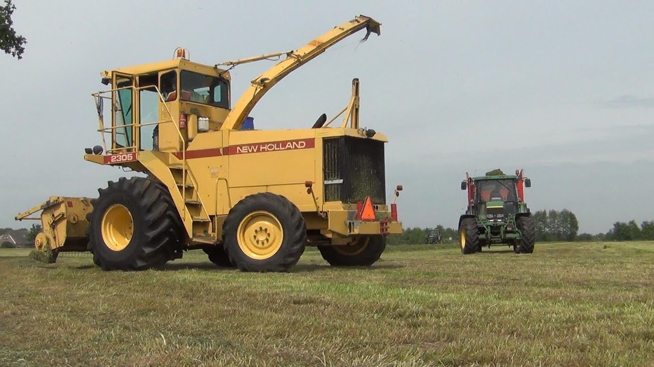 Een middag gras hakselen met New Holland 2305, John Deere 6200, 6510 en 6910