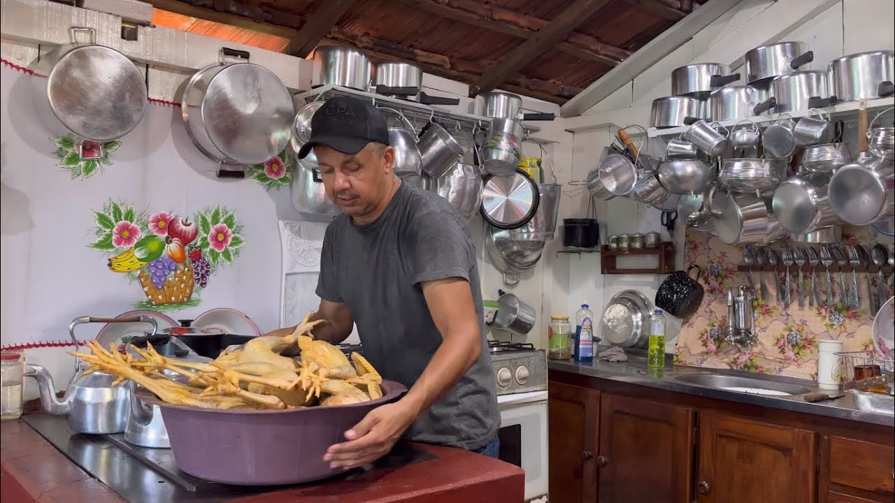 Lidando com frango caipira na casa de chão no sítio da Dona Maria…