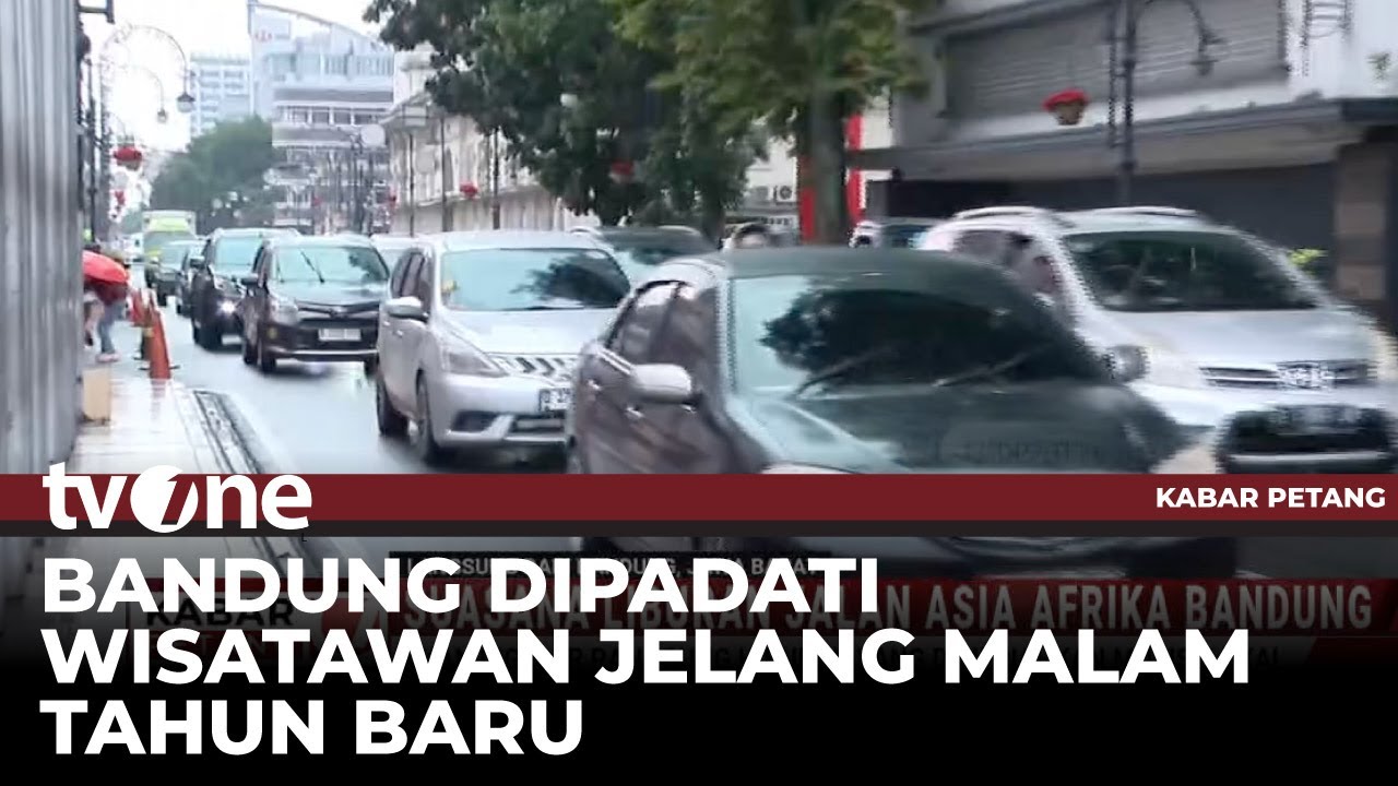 Bandung Diguyur Hujan, Jalan Asia Afrika Tetap Ramai Wisatawan | Kabar Petang