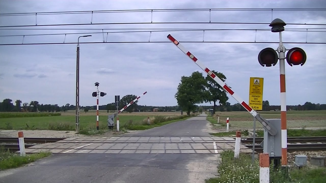 Spoorwegovergang Grodna (PL) // Railroad crossing // Przejazd kolejowy