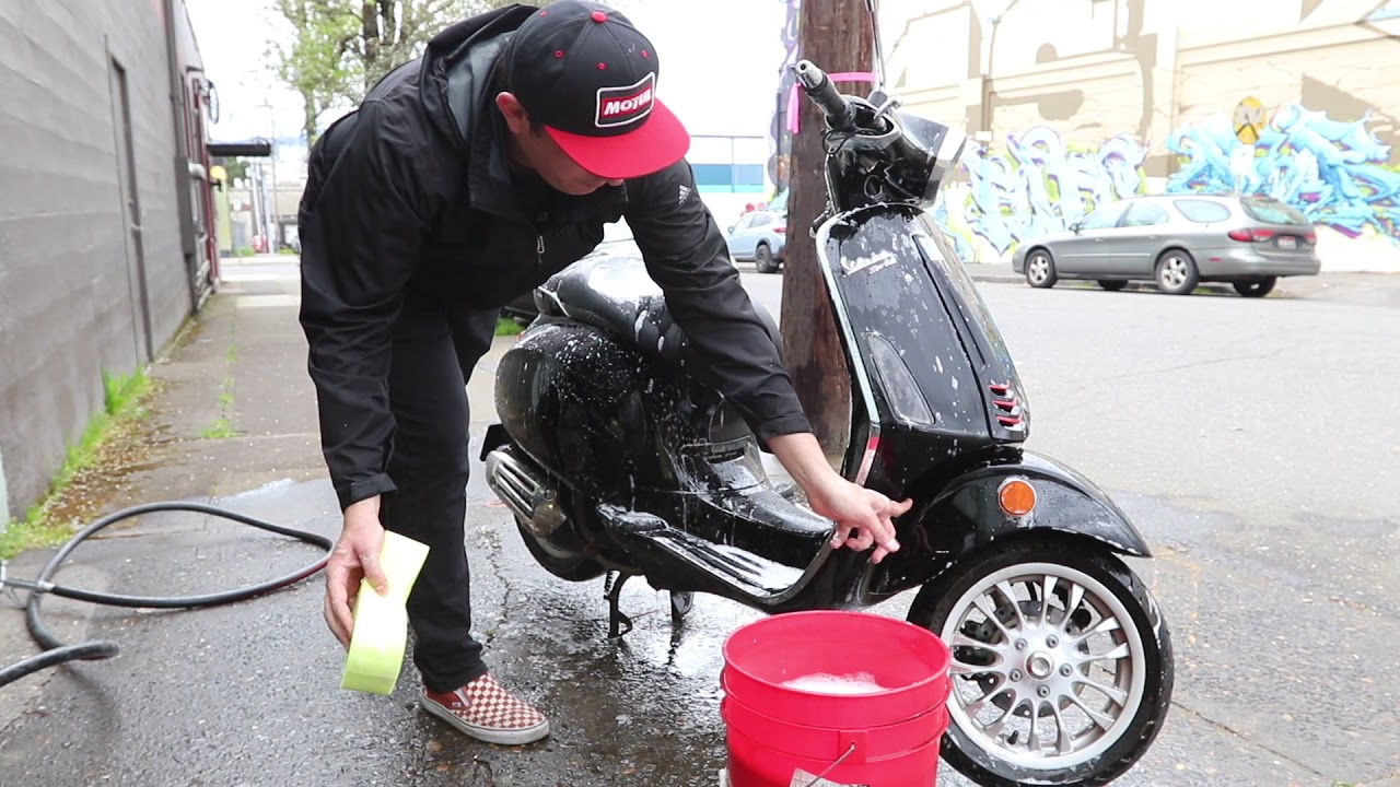 Как помыть скутер Vespa