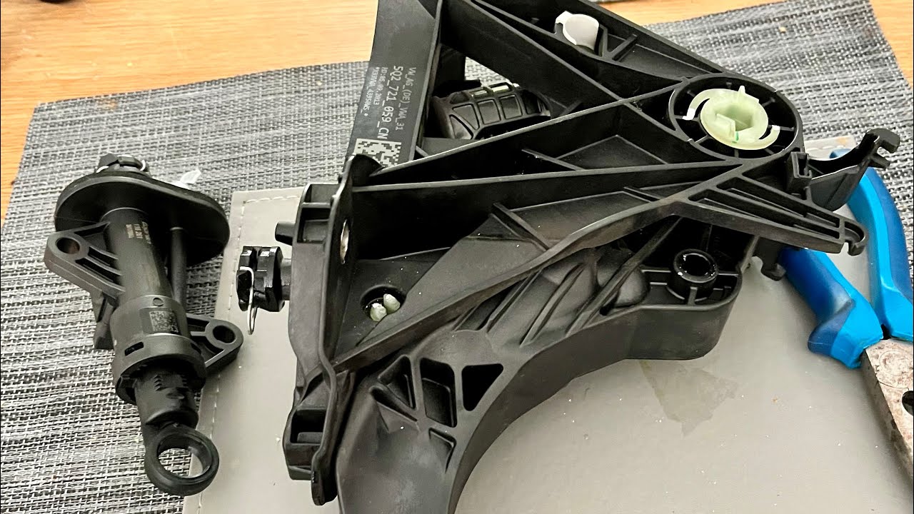 Seat Leon MK3 Clutch Master Cylinder Replacement | How too
