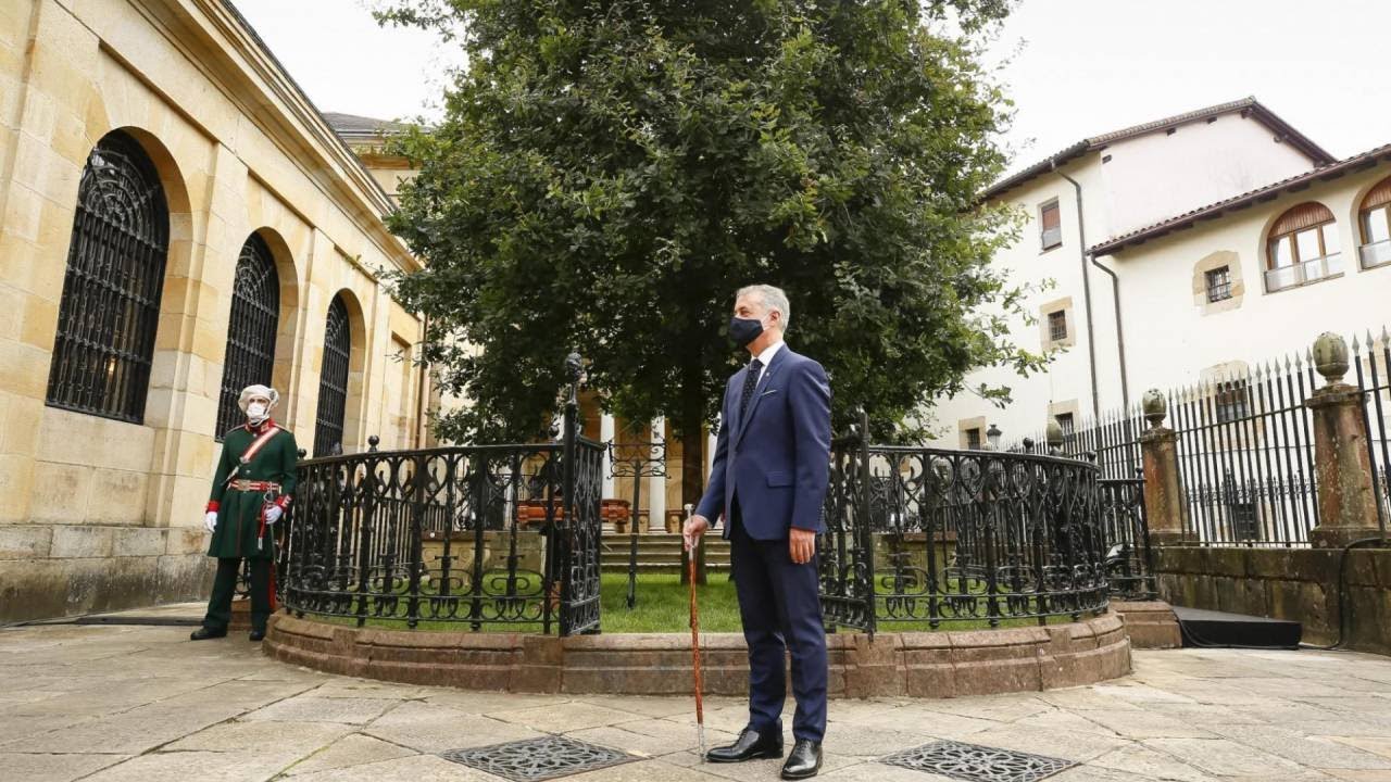 Iñigo Urkullu jura su cargo bajo el Árbol de Gernika