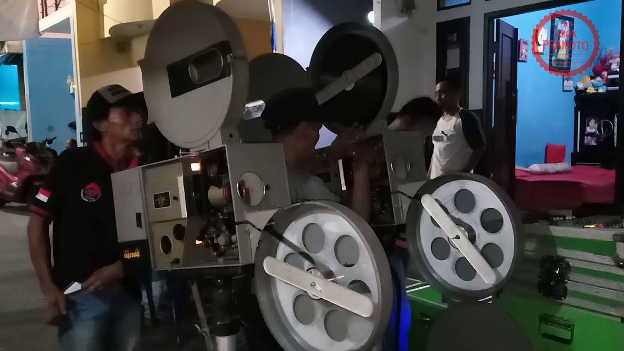 Layar tancep jadul nonton film nostalgia ternyata masih ada lho di Jakarta !! by Chika music