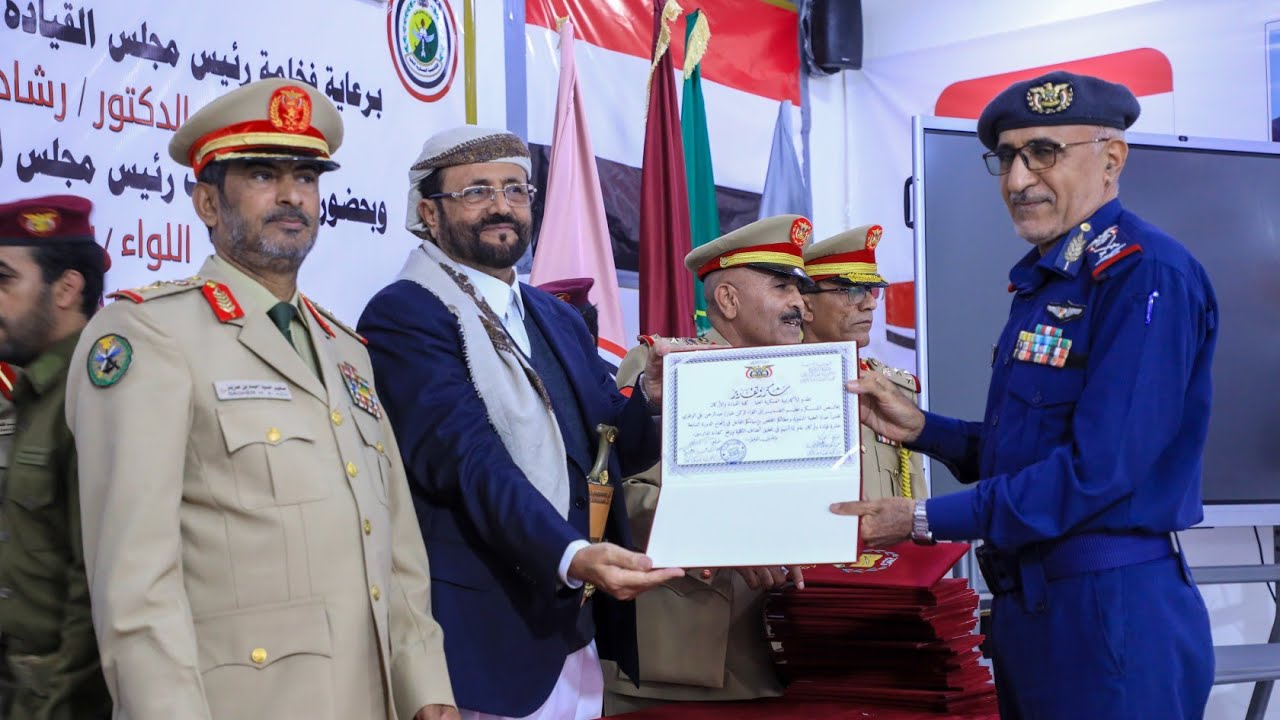 العرادة يشهد حفل تخرج دفعتي من كليتي الدفاع الوطني والقيادة والاركان