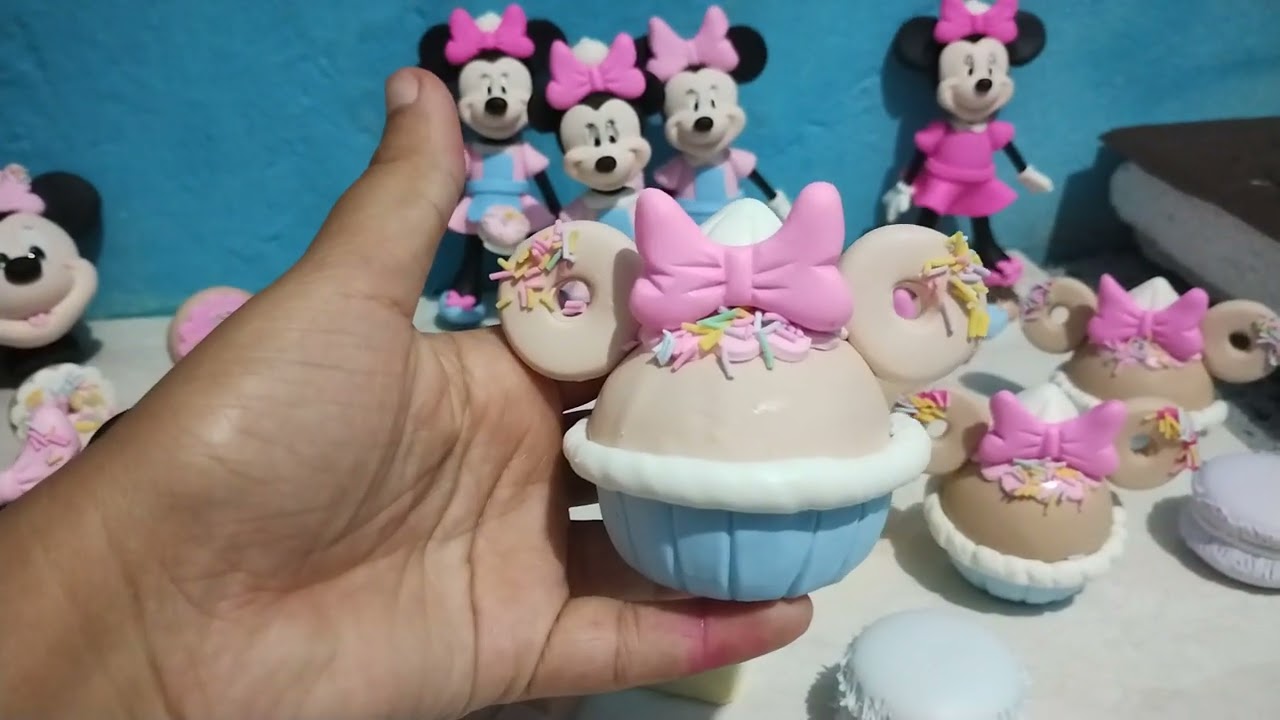 produ&ccedil;&atilde;o em biscuit Minnie confeitaria 🎂🤭