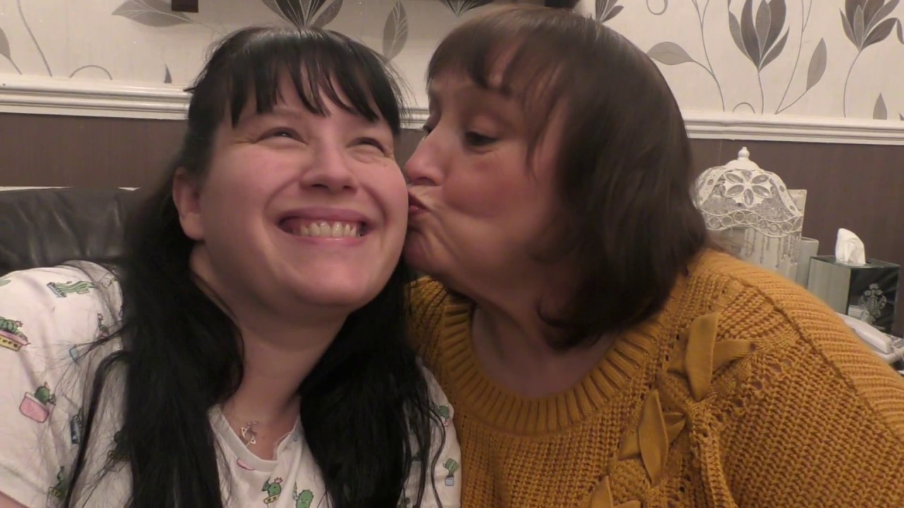 The Humming Challenge with my mum ! Guess the Songs! *funny*