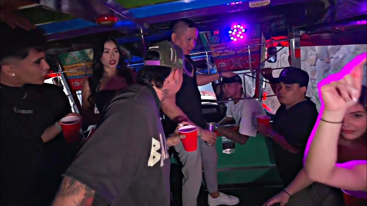 EN UNA CHIVA RUMBERA POR LAS CALLES DE MEDELLÍN 😳🤭 | WESTCOL