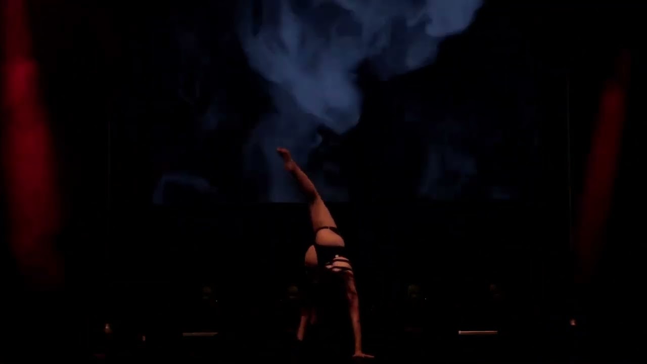 Julia Wahl - Handstand Performance