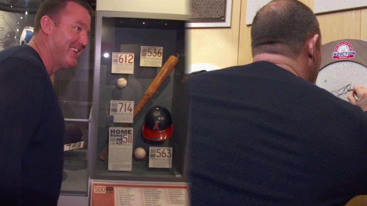 Thome gets exclusive tour of Hall of Fame