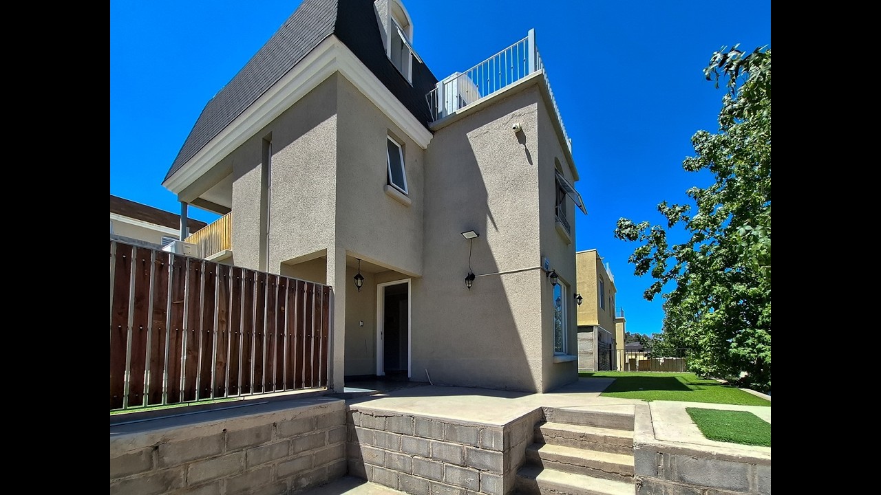 Vive en la precordillera: Casa 4D con terrazas y vista a Santiago | Condominio con seguridad 24/7