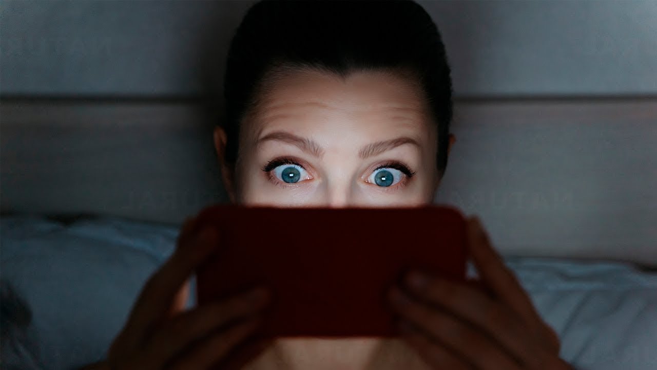 Korzystanie ze smartfona w nocy może spowodować chwilową ślepotę