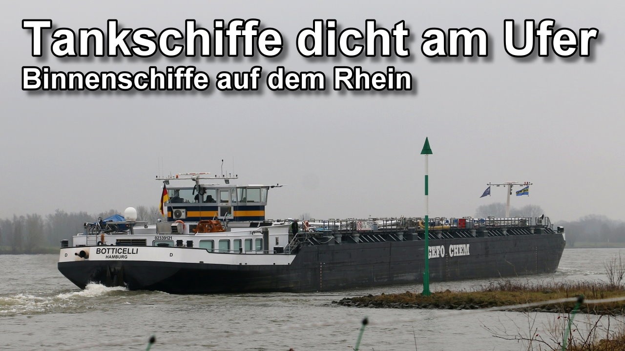 Tankschiffe dicht am Ufer - Binnenschiffe auf dem Rhein - Binnenschifffahrt