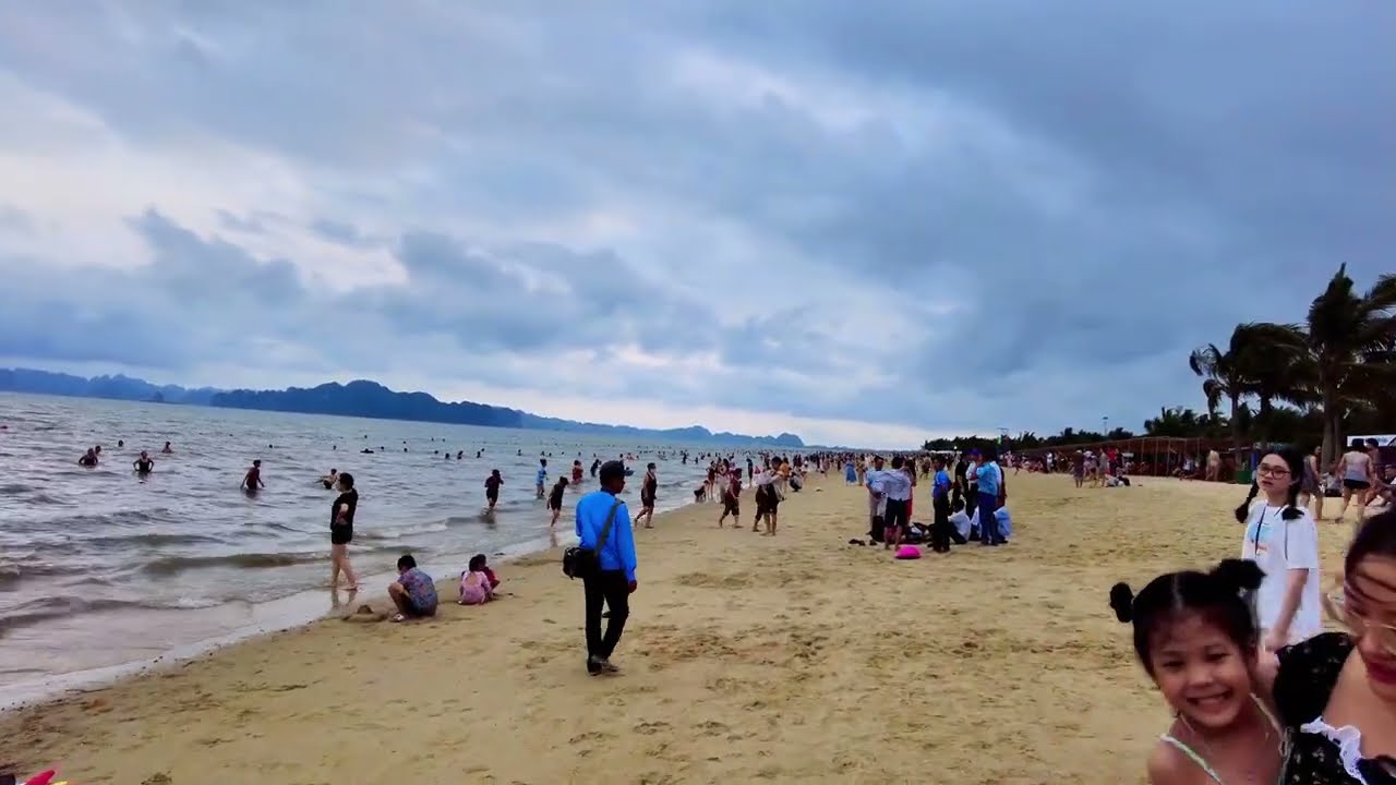 Ha Long Bay Vietnam 2024 | Walking tour to explore Ha Long beach | Travel Vietnam 2024 [4K-HDR]