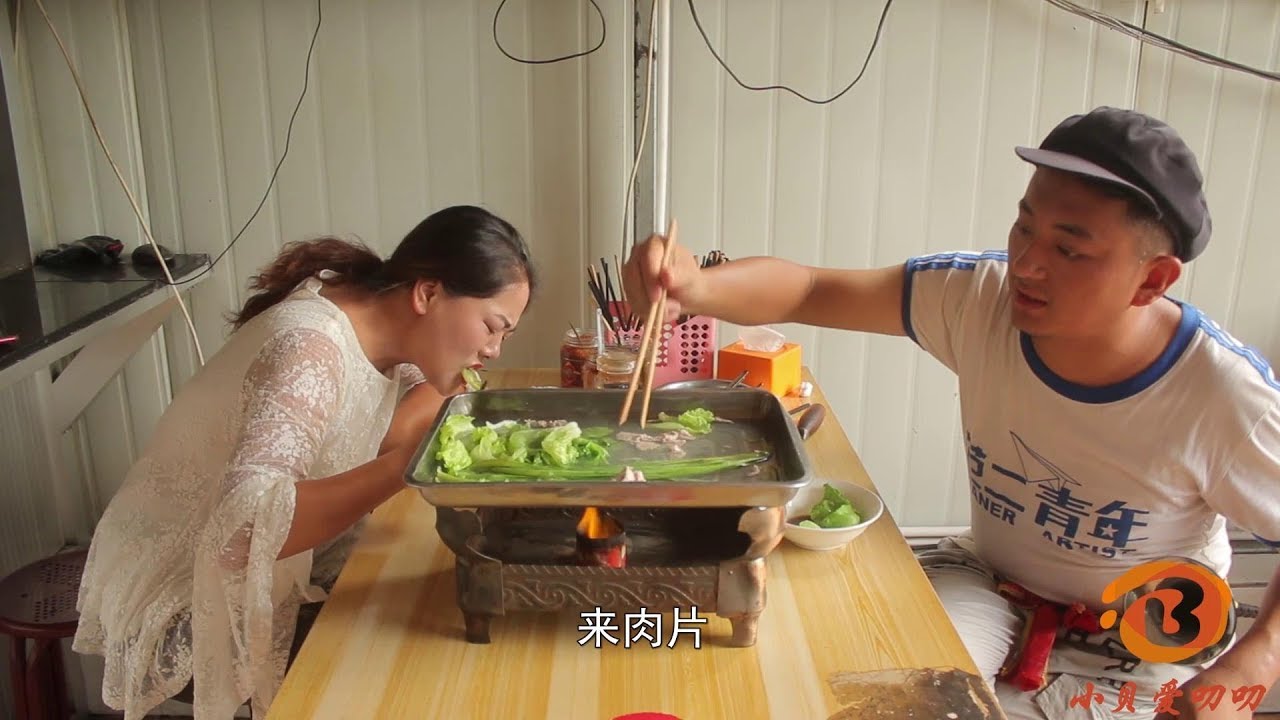 摳門小伙帶美女吃火鍋，沒想卻是自己帶菜和肉，太有趣了【小貝愛叨叨】