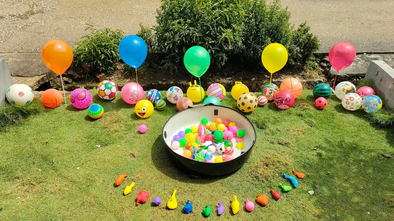 Mencari Bola Basket, Bola Mainan dan Balon Air Warna Warni, Balon Meletus Berhadiah di Depan Rumah