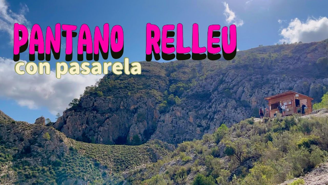 Pantano de Relleu con pasarela sobre el Río Amadorio.