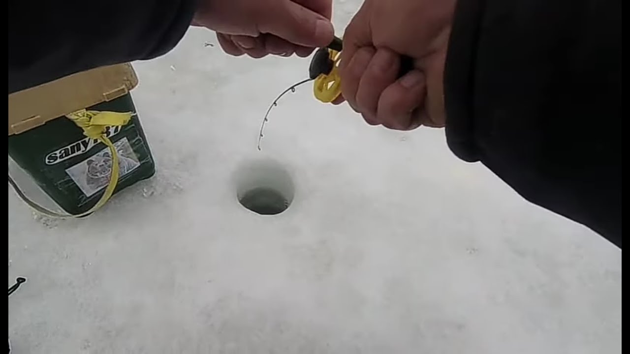 УДОЧКА ДЛЯ АКТИВНОЙ ЛОВЛИ ФОРЕЛИ СО ЛЬДА НА РЕЗИНУ! ДЕЛАЕМ СВОИМИ РУКАМИ! И ПОКАЗЫВАЮ В ДЕЛЕ!