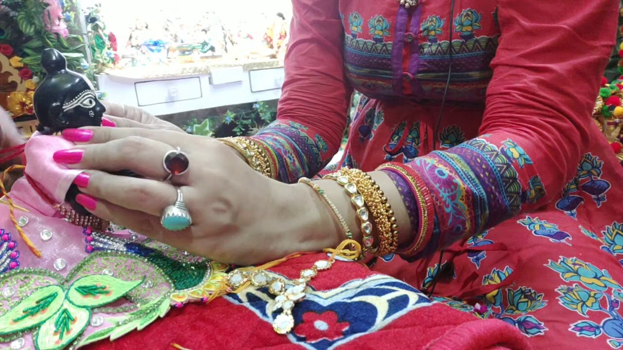 जन्माष्टमी स्पेशल,इस प्रकार सुबह में की थी मैंने लड्डू गोपाल की सेवा gift mein mili dress se Shingar