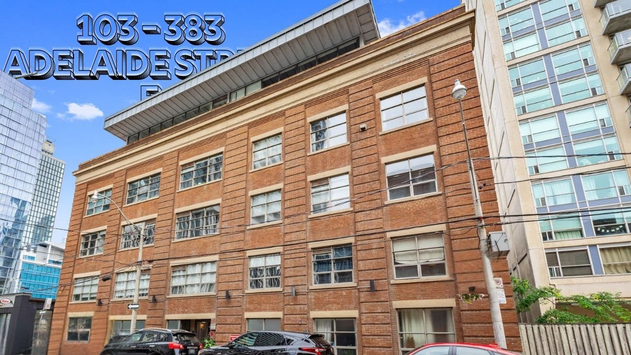 ✨ Authentic hard loft with terrace, 11-ft ceilings & exposed brick in downtown Toronto. 🏙️