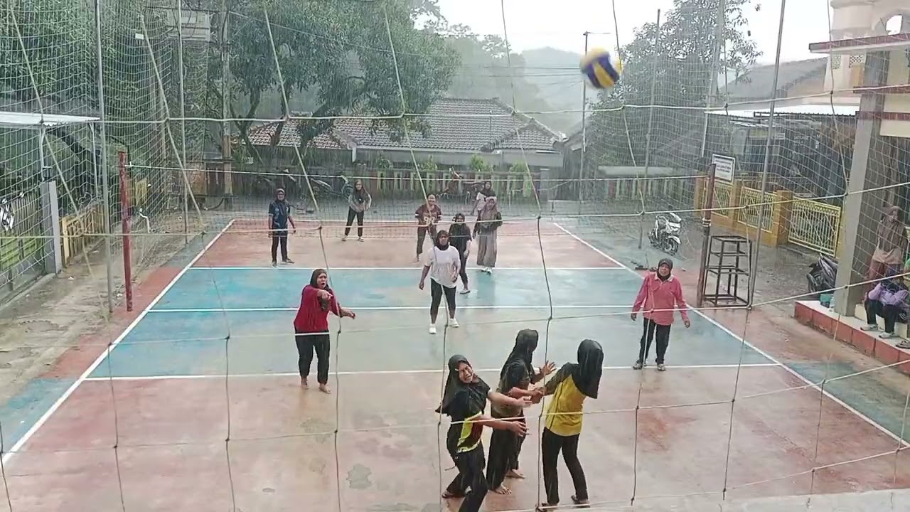 Siapa pelakunya‼️Bolanya terbang ke atas genteng #emakemakvoli #volleyball  