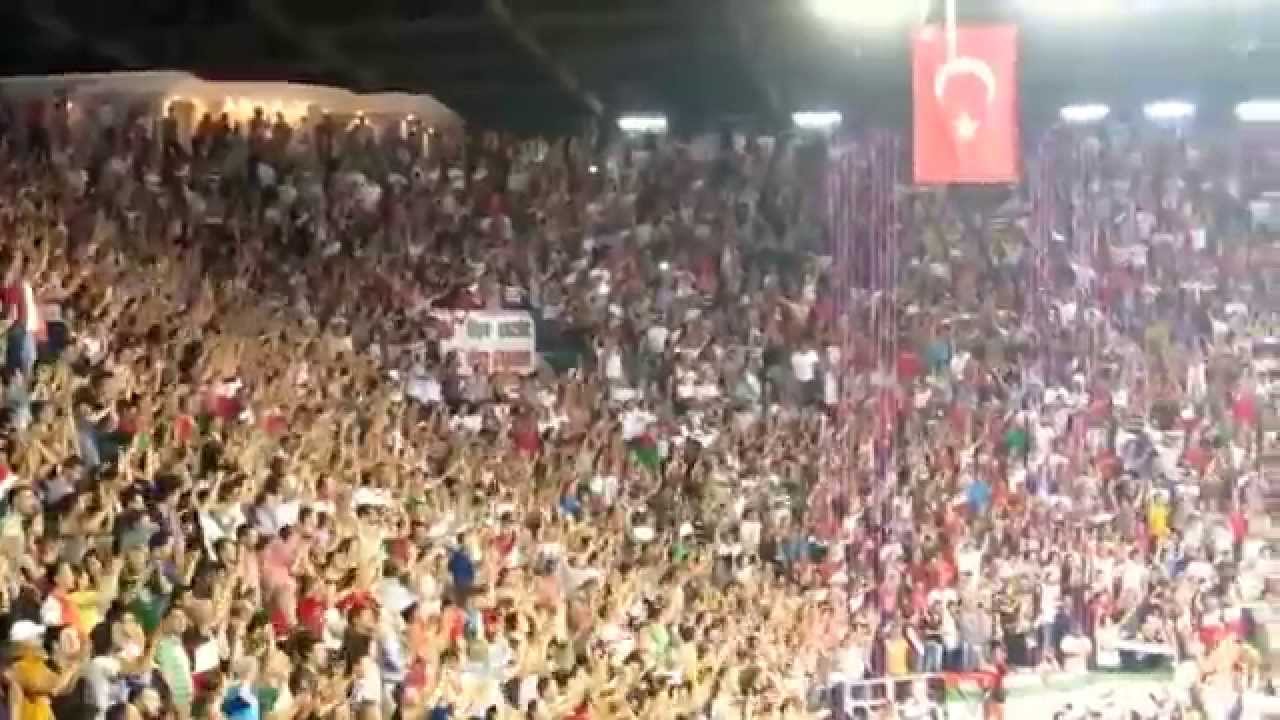 ŞAMPİYONLUĞA KOŞAN EFSANE KARŞIYAKA TRİBÜNÜ;  