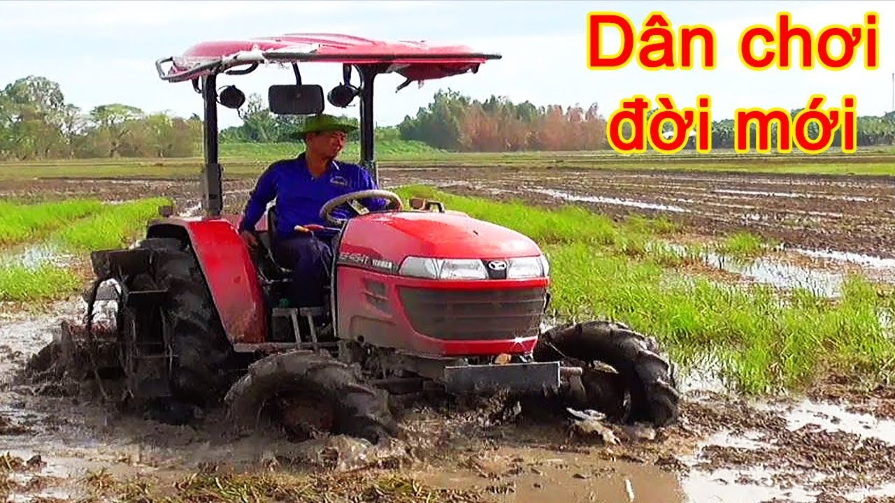 Мощный небольшой трактор Yanmar EF494T в грязи
