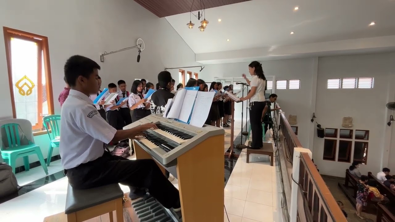 Lagu Rohani Katolik “Terimalah Persembahan Kami (Onggo Lukito)” by SMK Pangudi Luhur Muntilan
