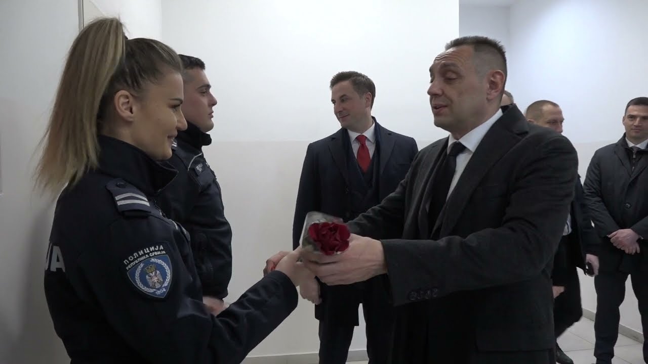 Ministar Vulin pripadnicama Ministarstva unutrašnjih poslova čestitao 8. mart