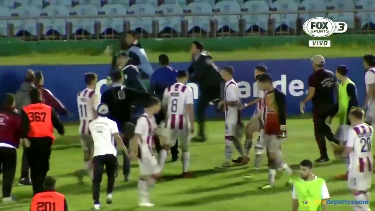 Jugadores de River Plate corrieron a Preciado, de Independiente del valle, y agarr&oacute; el banderin