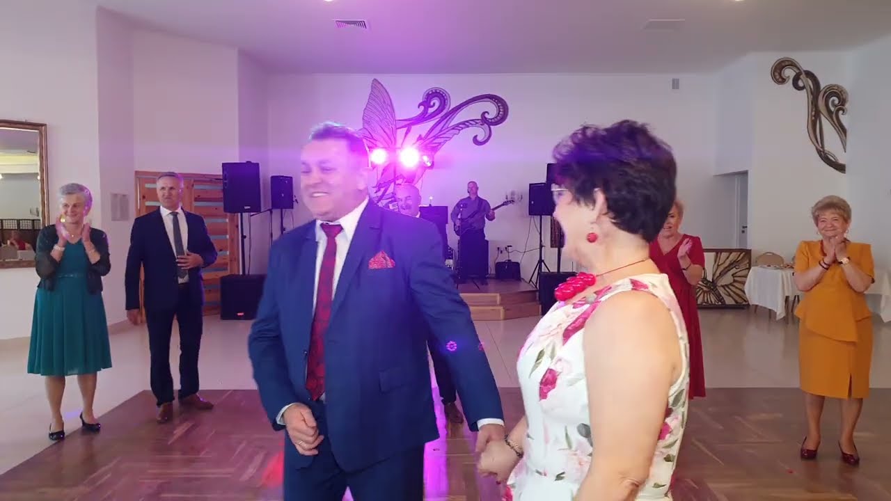 BĘDĘ WIERNY CI BĘDĘ KOCHAŁ CIĘ tak jak przysięgałem 35 lat temu pośpiewał Leszek patrząc w oczy Basi