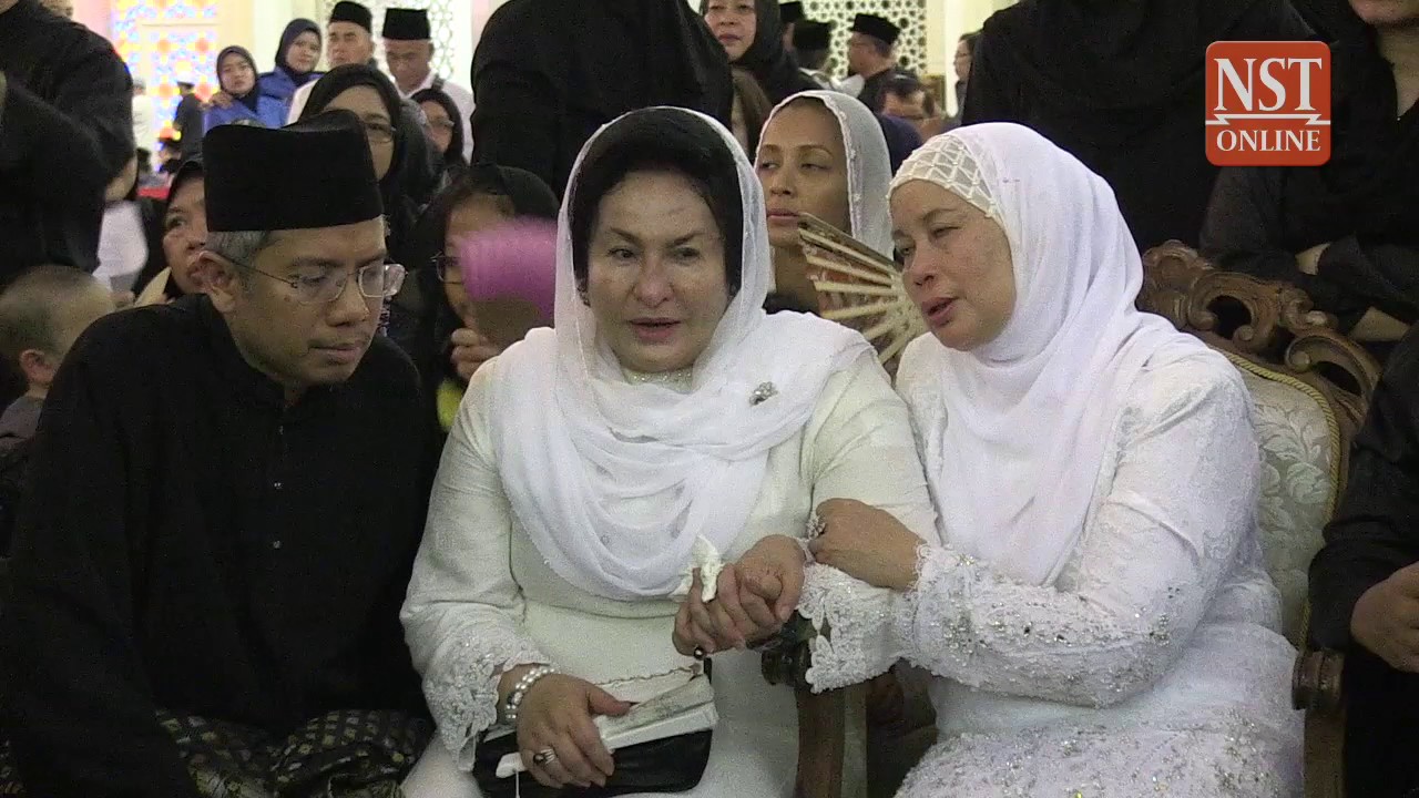Public, VIPs, stream in to Jamek Mosque for Adenan's state funeral