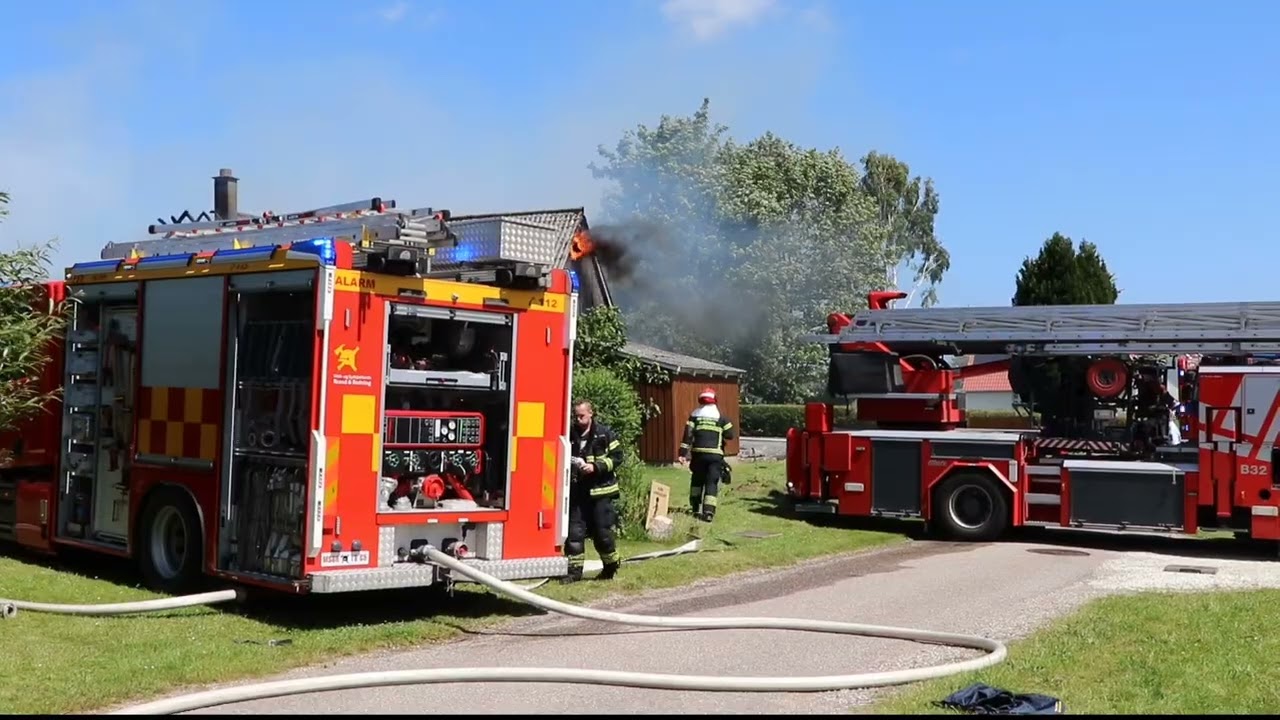 Omfattende brand på Kalvehave Mark: Slukningsarbejde hæmmes af kraftig blæst