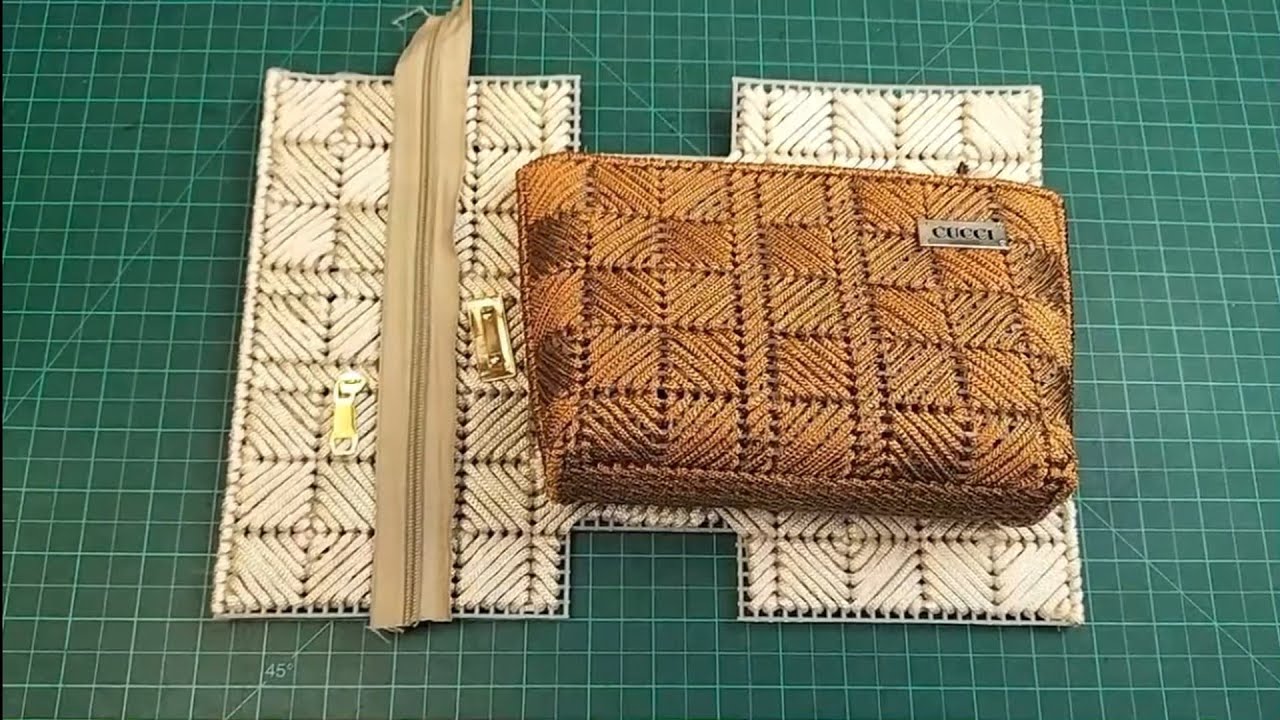 Часть 2 изготовления клатча из холста и пластика.