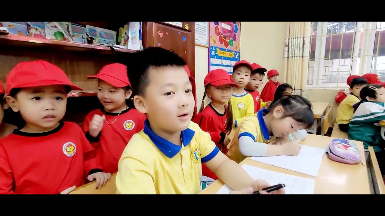 Thăm quan trường tiểu học Cổ Thành