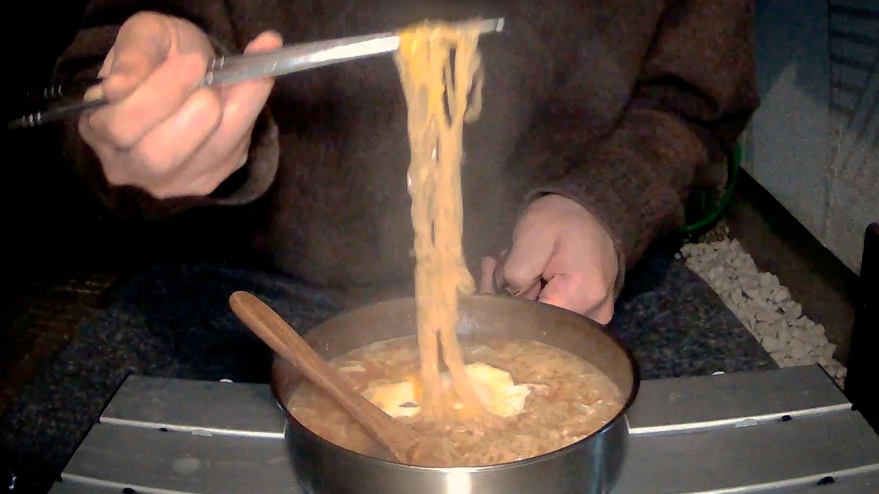 Quiet Fire and Chicken Ramen｜火とチキンラーメン 静かな時間