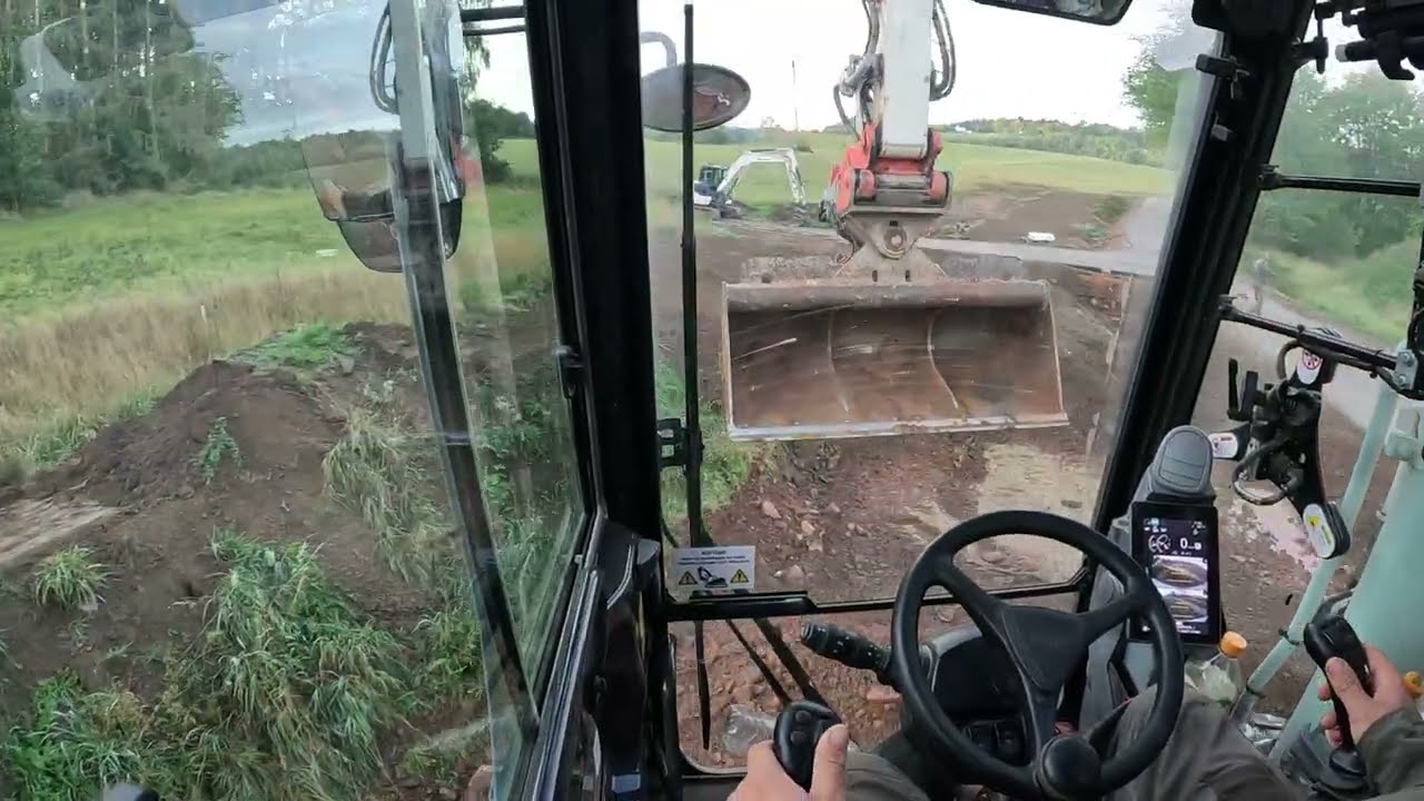 Wir sind zurück! Hitachi Mobilbagger im Baustraßen Rückbau. 