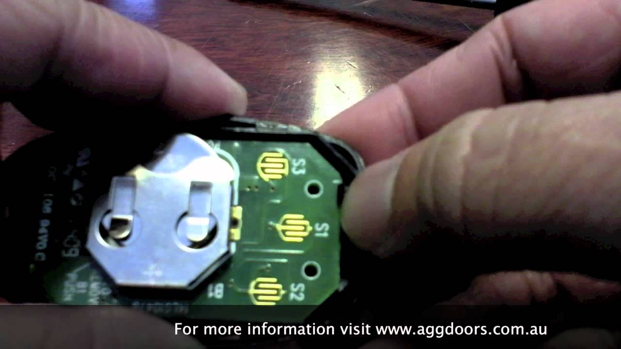 How to replace the battery of a Merlin C945 Bear claw remote