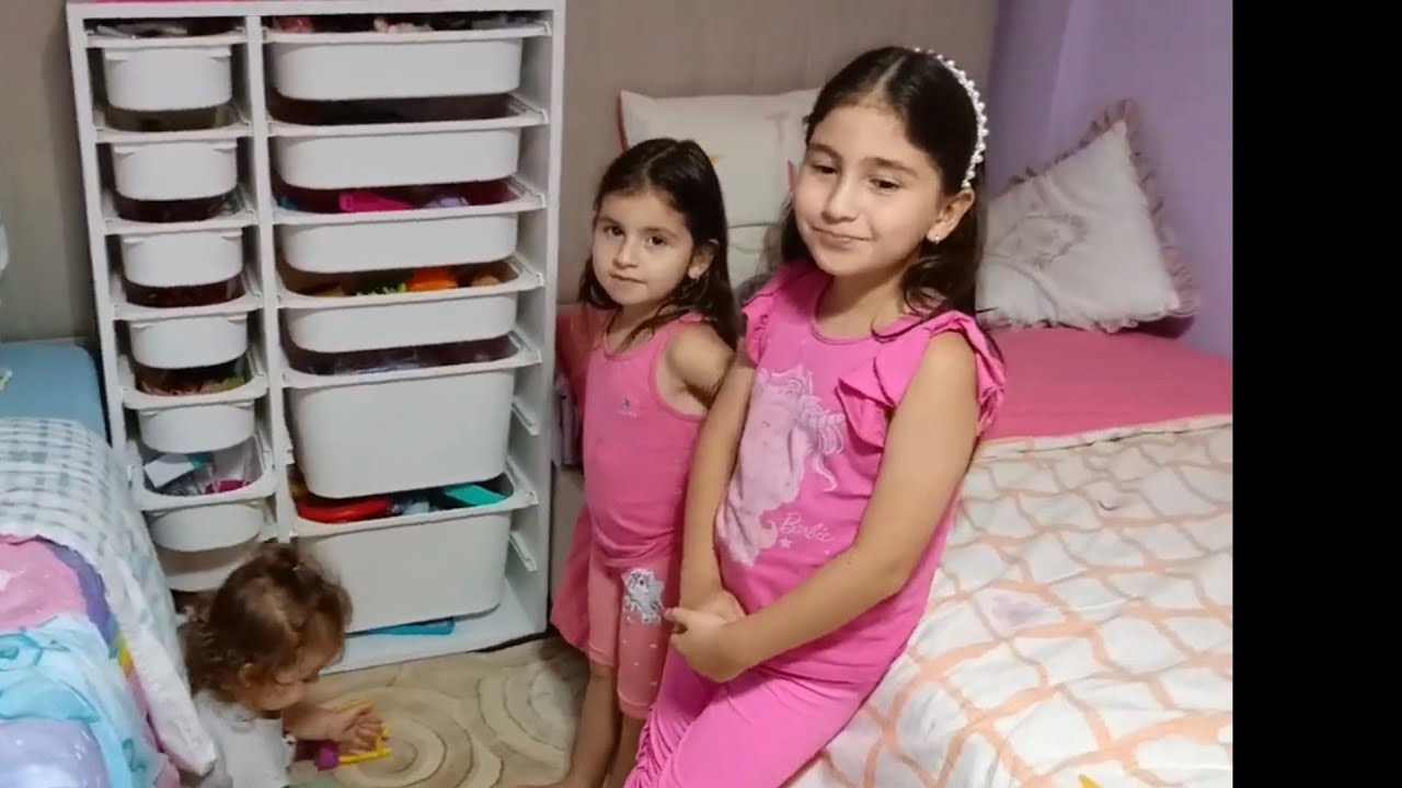 Kızkardeşler oda turu oyuncak dolabındaki oyuncakları tanıtıyoruz