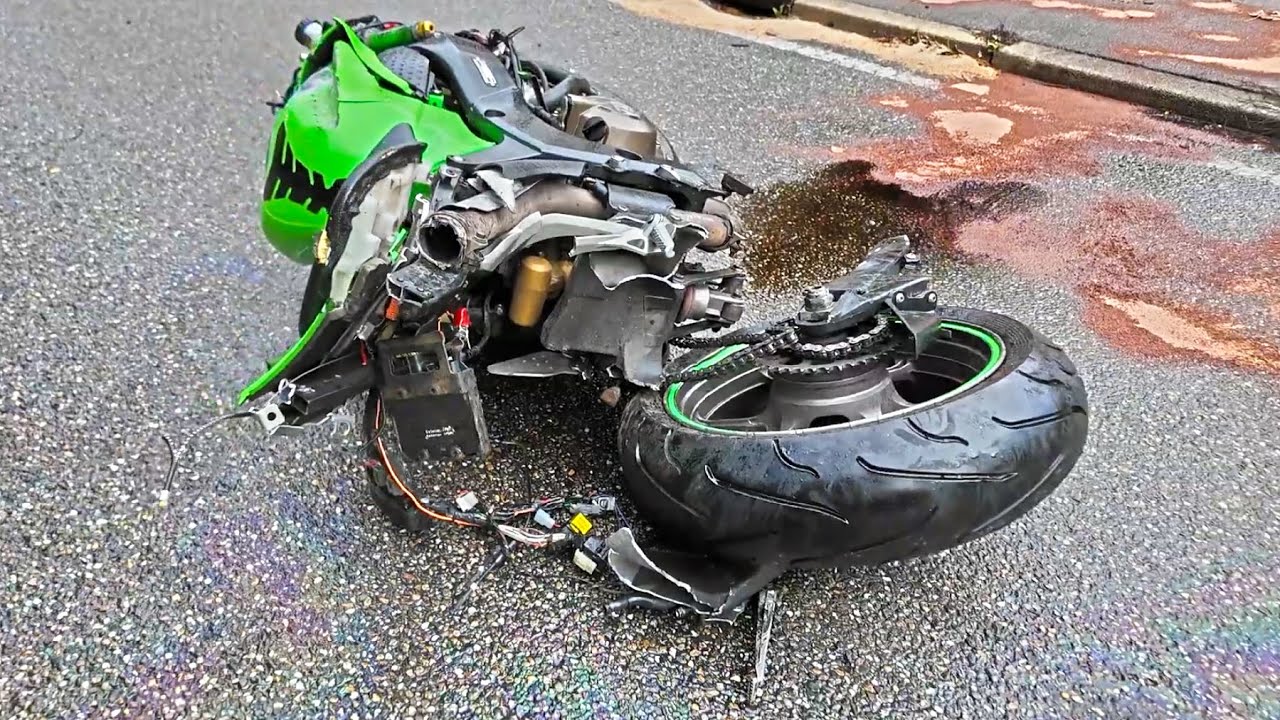 Motorcycle Crashes & CRAZY Motorcycle Moments - Episode 613
