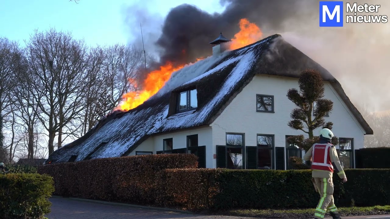 Grote brand rietgedekte woning Zeijerveld