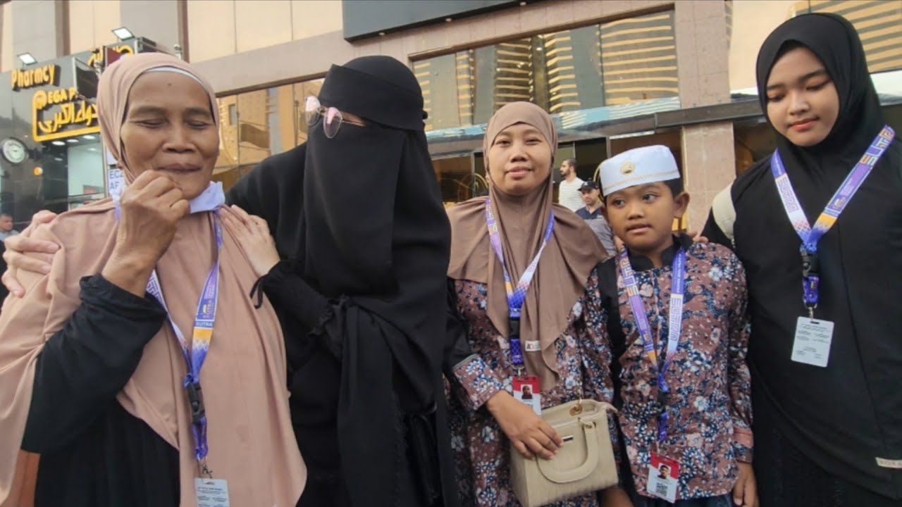 AKHIRNYA DI TEMUKAN DI MAKKAH NENEK MINTA TOLONG CUCU NYA HUBUNGI SAYA BIAR BISA KETEMU PAS LG UMROH