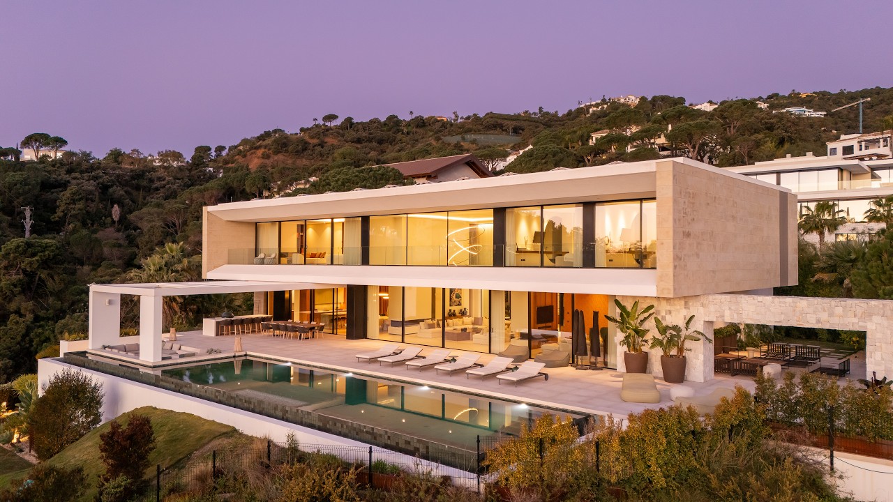 Exceptional 7-bedroom in 24-hour security community in El Madro&ntilde;al, Benahavis, Spain