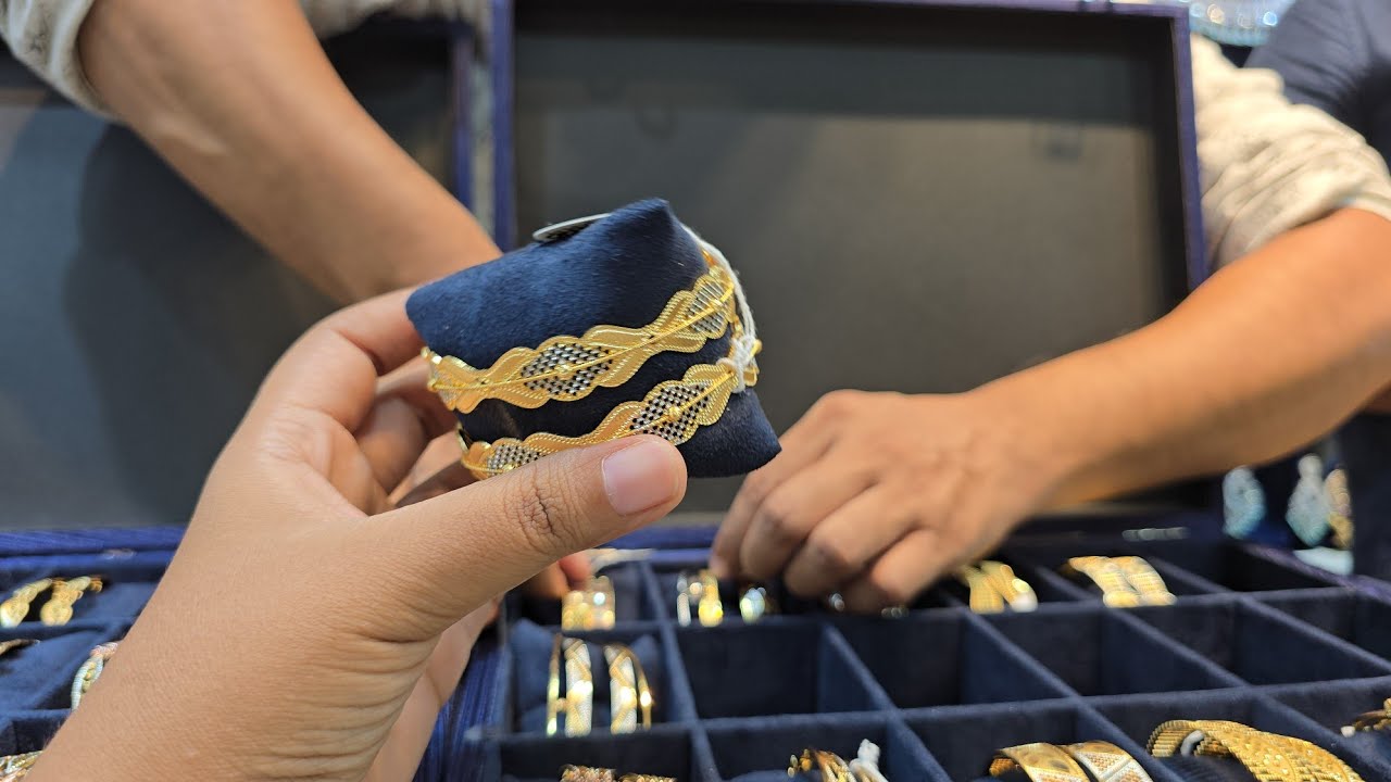 হবুহু সোনার ডিজাইনার চুড়ির কালেকশন