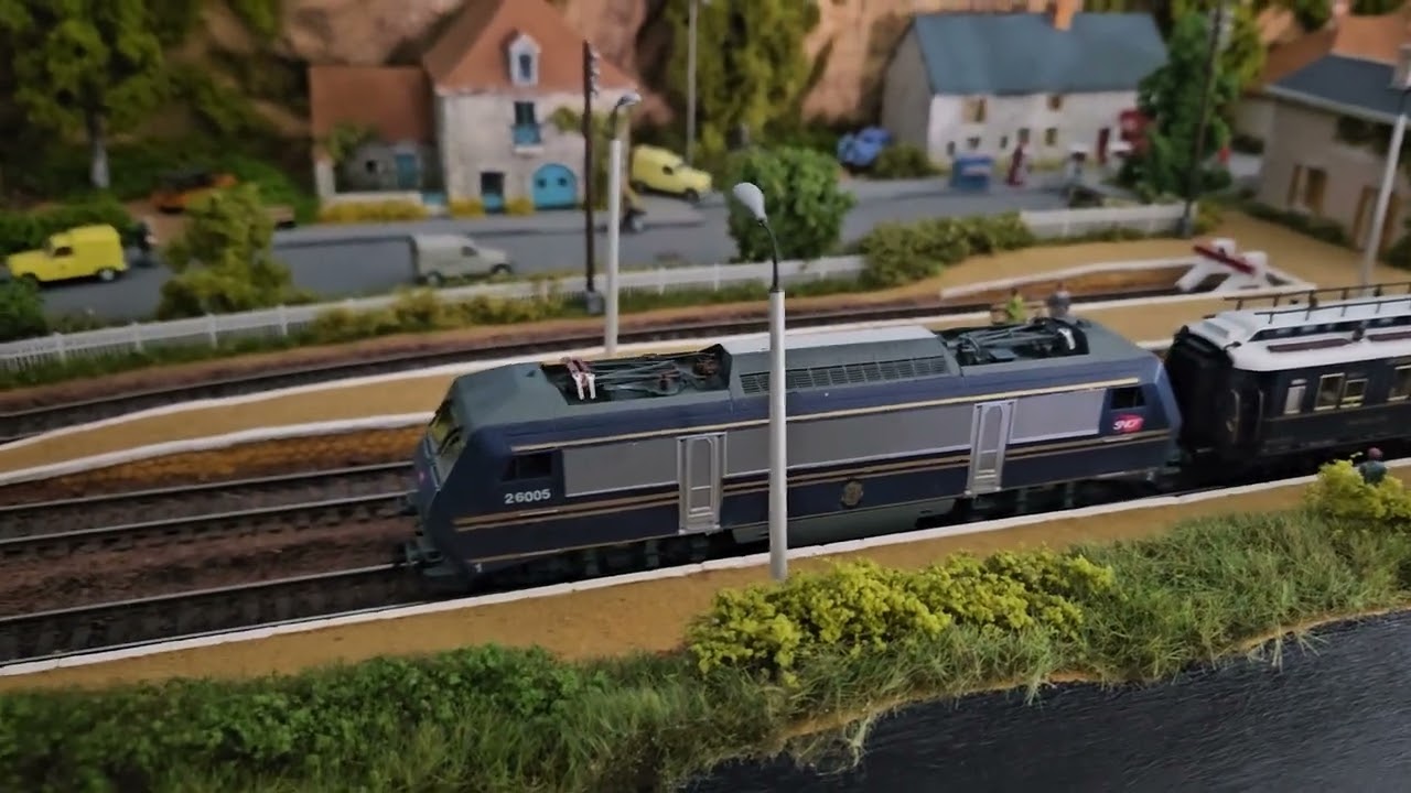 BB 26005 ROCO  digital sonore avec voitures orient express HO