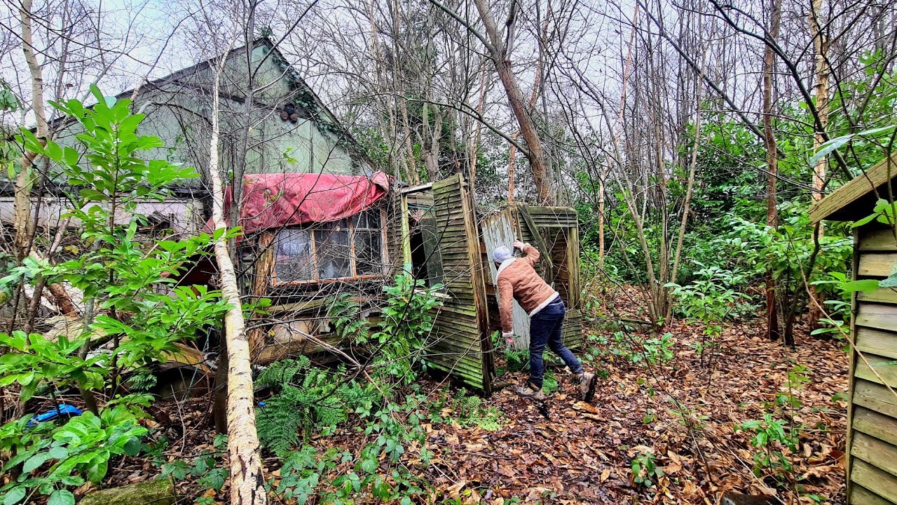 Exploring An ABANDONED Motor Bike Obsessed United Nations Soldiers Cottage - Abandoned Places