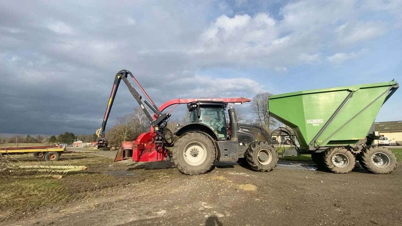 Køb Skovtraktor Valtra S374  med flishugger og vogn TP 400 på Klaravik
