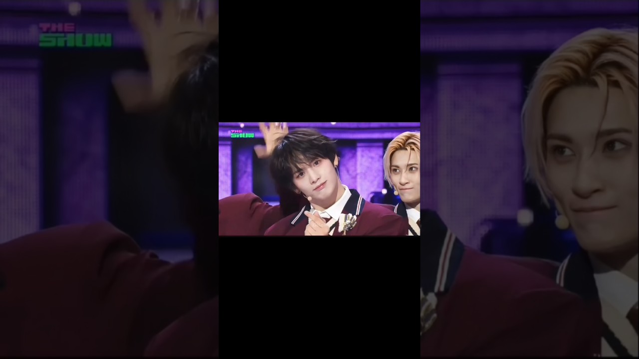 Singi pasrah aja deh ya rambut diacak2 LexLeo hihi. (The Show 250304). 
