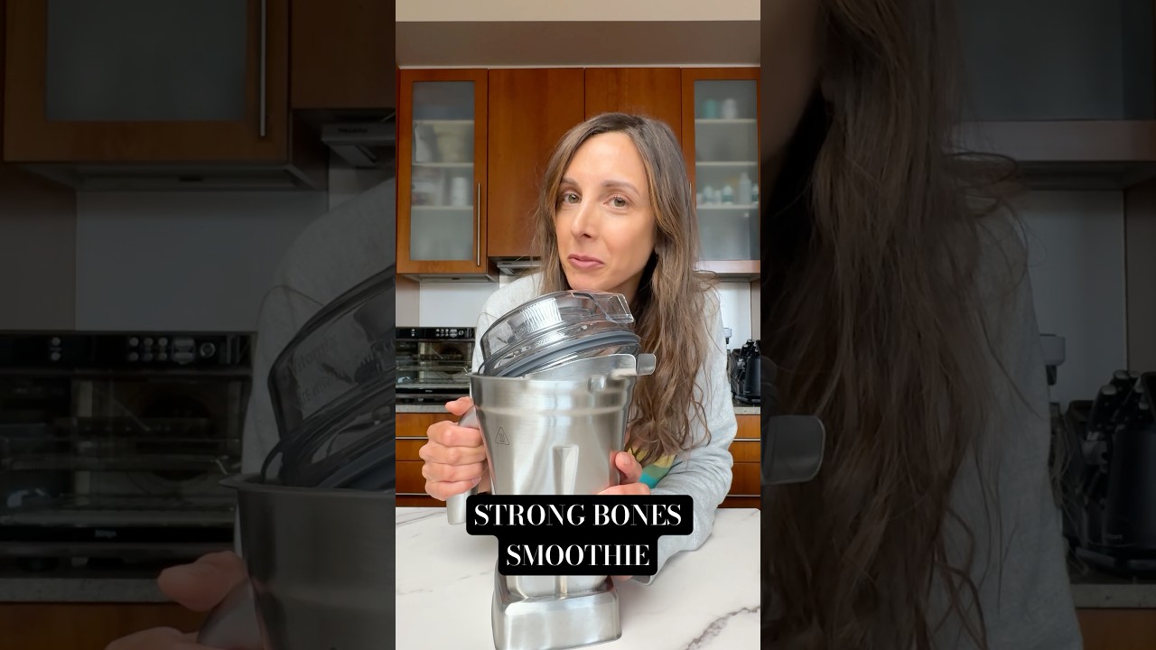 FIGHT OSTEOPOROSIS @cookingforpeanuts PRUNE SMOOTHIE to build strong bones Registered dietitian